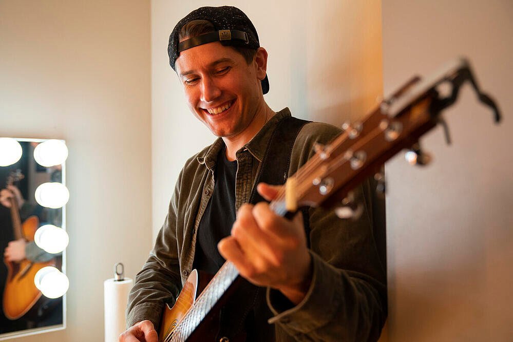 Los Angeles songwriter Scott Oatley (aka Vân Scott)